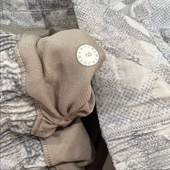 NWOT Lululemon Hotty Hot LR 4” - Picture 4 of 4